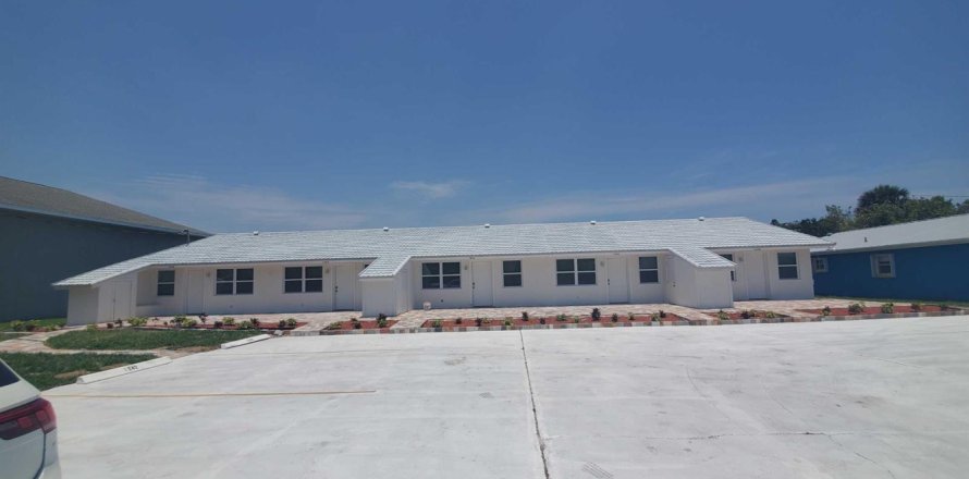Commercial property in St. Lucie, Florida № 2254502