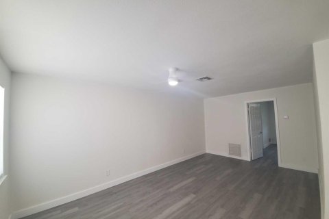 Commercial property in St. Lucie, Florida № 2254502 - photo 3