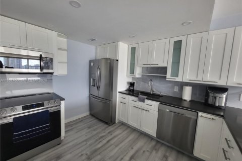 Condominio en alquiler en Hallandale Beach, Florida, 1 dormitorio, 68.84 m2 № 2011445 - foto 10