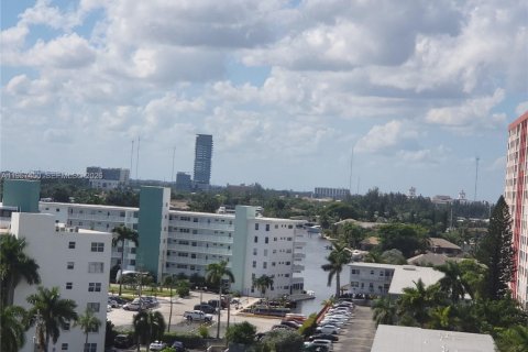 Condominio en alquiler en Hallandale Beach, Florida, 1 dormitorio, 68.84 m2 № 2011445 - foto 23