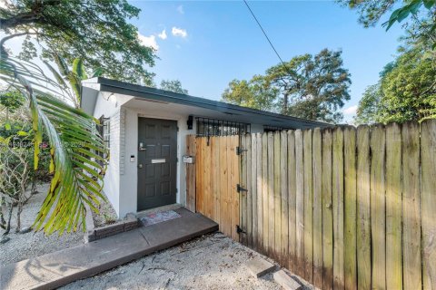 Снять в аренду виллу или дом в Форт-Лодердейл, Флорида 1 спальня, № 2004318 - фото 2