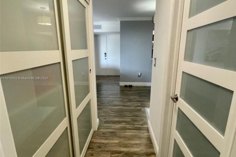 Condo in Miami, Florida, 2 bedrooms  № 1702220 - photo 11