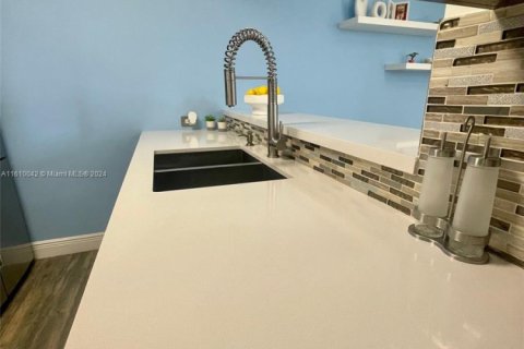 Condo in Miami, Florida, 2 bedrooms  № 1702220 - photo 6