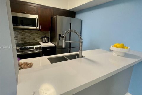 Condo in Miami, Florida, 2 bedrooms  № 1702220 - photo 4