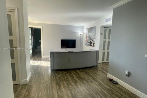 Condo in Miami, Florida, 2 bedrooms  № 1702220 - photo 1