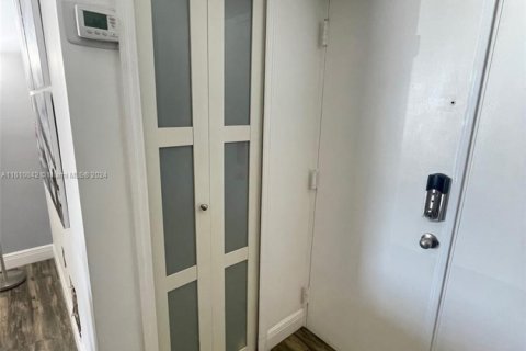 Condo in Miami, Florida, 2 bedrooms  № 1702220 - photo 3