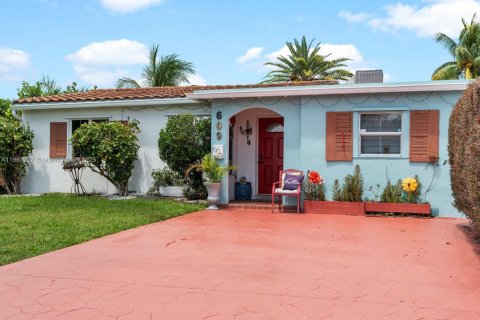 House in Hallandale Beach, Florida 3 bedrooms № 1957992 - photo 2