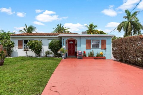 House in Hallandale Beach, Florida 3 bedrooms № 1957992 - photo 3
