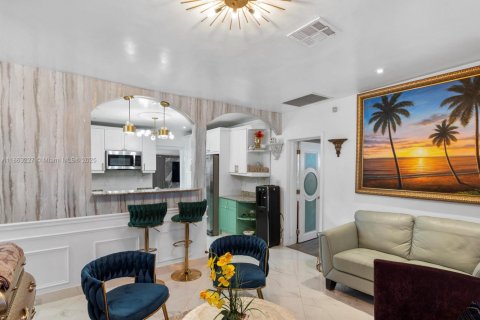 House in Hallandale Beach, Florida 3 bedrooms № 1957992 - photo 12