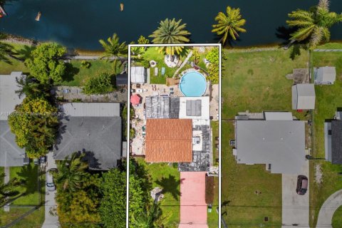 House in Hallandale Beach, Florida 3 bedrooms № 1957992 - photo 9