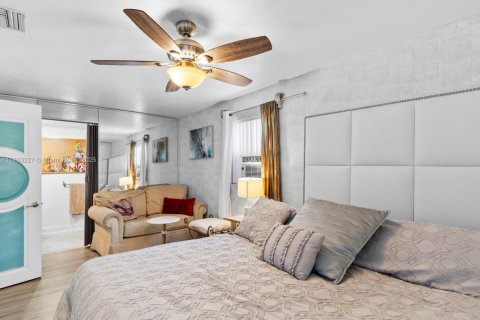 House in Hallandale Beach, Florida 3 bedrooms № 1957992 - photo 17