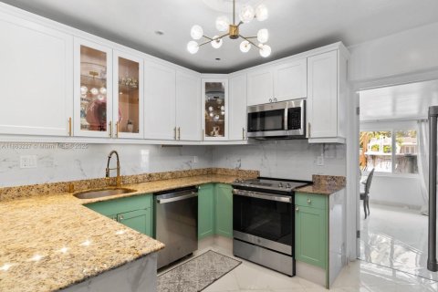 House in Hallandale Beach, Florida 3 bedrooms № 1957992 - photo 14