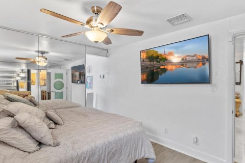 House in Hallandale Beach, Florida 3 bedrooms № 1957992 - photo 16