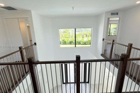 House in Miami, Florida 5 bedrooms, 382.66 sq.m. № 2056898 - photo 17