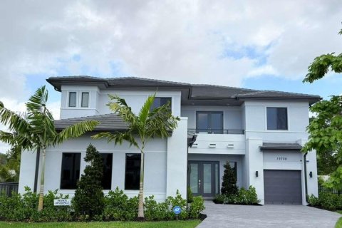 House in Miami, Florida 5 bedrooms, 382.66 sq.m. № 2056898 - photo 2