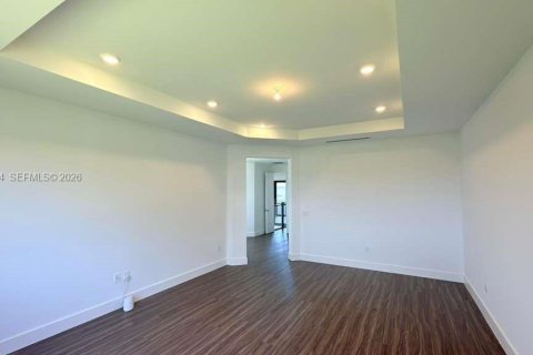 House in Miami, Florida 5 bedrooms, 382.66 sq.m. № 2056898 - photo 8