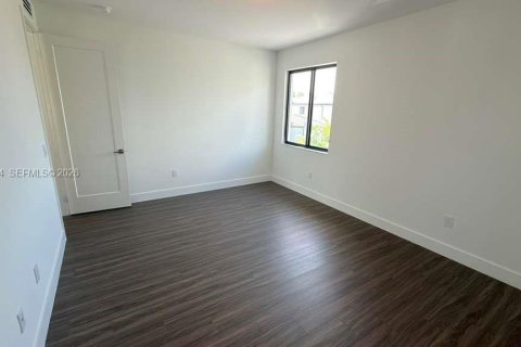 House in Miami, Florida 5 bedrooms, 382.66 sq.m. № 2056898 - photo 26