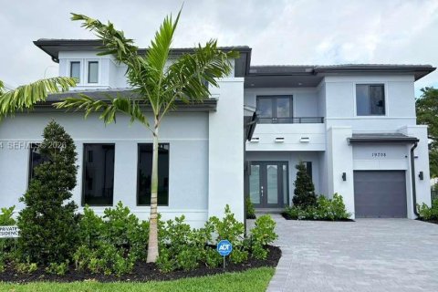 House in Miami, Florida 5 bedrooms, 382.66 sq.m. № 2056898 - photo 3