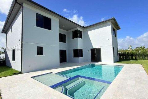 House in Miami, Florida 5 bedrooms, 382.66 sq.m. № 2056898 - photo 30