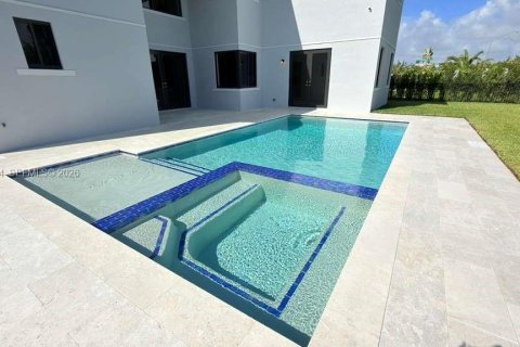 House in Miami, Florida 5 bedrooms, 382.66 sq.m. № 2056898 - photo 29