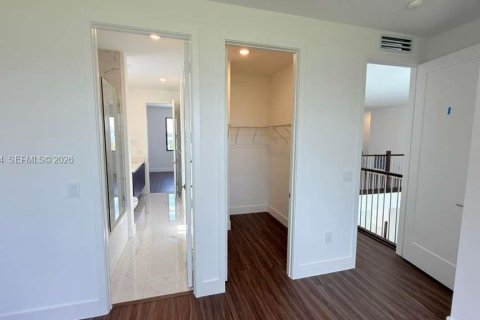 House in Miami, Florida 5 bedrooms, 382.66 sq.m. № 2056898 - photo 24
