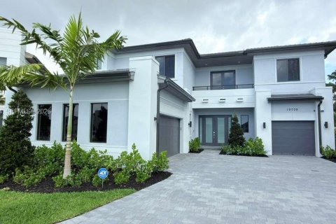 House in Miami, Florida 5 bedrooms, 382.66 sq.m. № 2056898 - photo 4