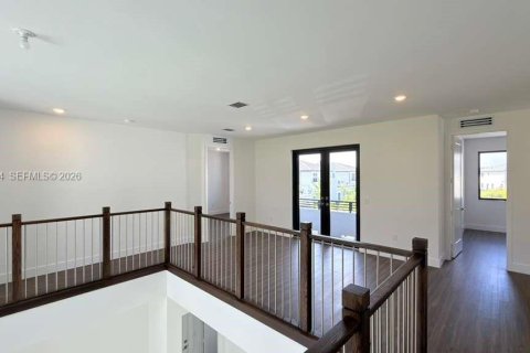 House in Miami, Florida 5 bedrooms, 382.66 sq.m. № 2056898 - photo 19