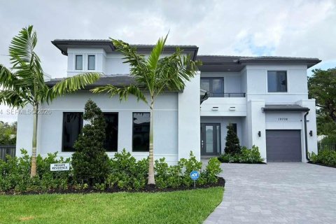 House in Miami, Florida 5 bedrooms, 382.66 sq.m. № 2056898 - photo 1