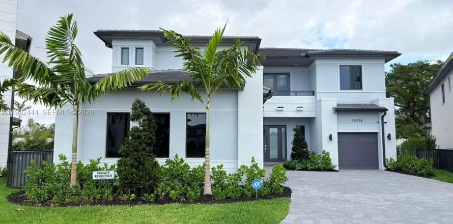 House in Miami, Florida 5 bedrooms, 382.66 sq.m. № 2056898