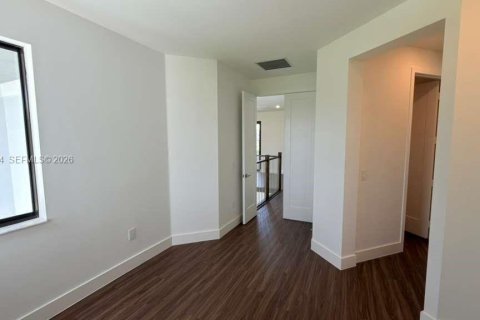 House in Miami, Florida 5 bedrooms, 382.66 sq.m. № 2056898 - photo 10