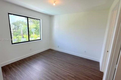 House in Miami, Florida 5 bedrooms, 382.66 sq.m. № 2056898 - photo 21