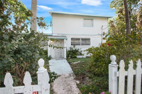 Casa en venta en Daytona Beach, Florida, 6 dormitorios, 292.08 m2 № 1591709 - foto 2