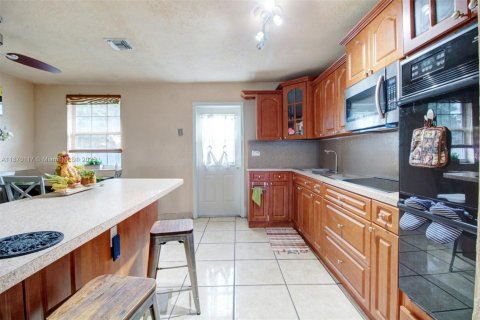 Villa ou maison à vendre à Miami, Floride: 3 chambres, 156.08 m2 № 1897936 - photo 13