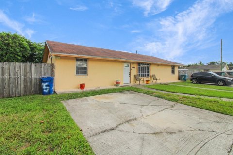 Villa ou maison à vendre à Miami, Floride: 3 chambres, 156.08 m2 № 1897936 - photo 3