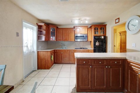 Villa ou maison à vendre à Miami, Floride: 3 chambres, 156.08 m2 № 1897936 - photo 15