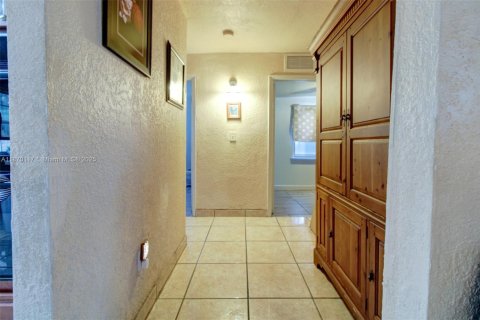 Villa ou maison à vendre à Miami, Floride: 3 chambres, 156.08 m2 № 1897936 - photo 21