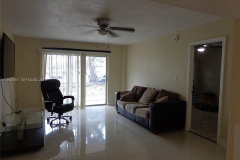 Condominio en venta en Lauderhill, Florida, 2 dormitorios, 90.3 m2 № 2011404 - foto 10