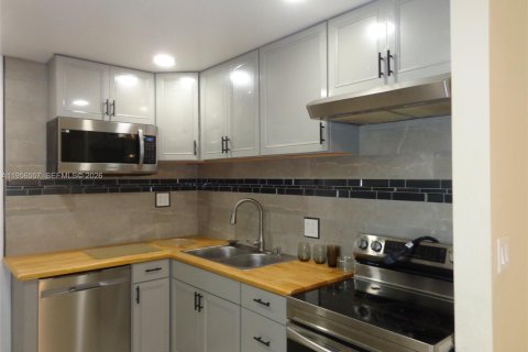 Condominio en venta en Lauderhill, Florida, 2 dormitorios, 90.3 m2 № 2011404 - foto 2