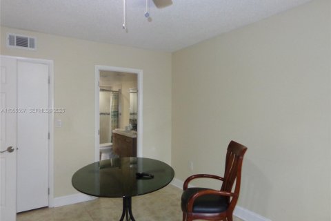Condominio en venta en Lauderhill, Florida, 2 dormitorios, 90.3 m2 № 2011404 - foto 12