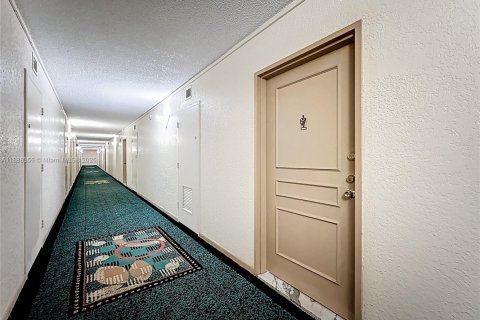 Condo in Hallandale Beach, Florida, 2 bedrooms  № 1938616 - photo 7