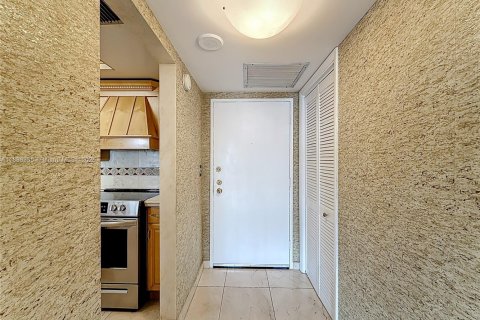 Condo in Hallandale Beach, Florida, 2 bedrooms  № 1938616 - photo 9