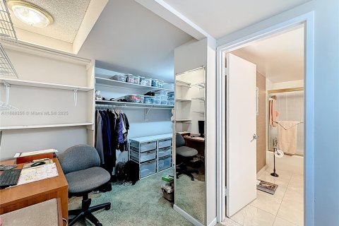 Condo in Hallandale Beach, Florida, 2 bedrooms  № 1938616 - photo 20