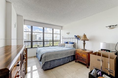 Condo in Hallandale Beach, Florida, 2 bedrooms  № 1938616 - photo 28