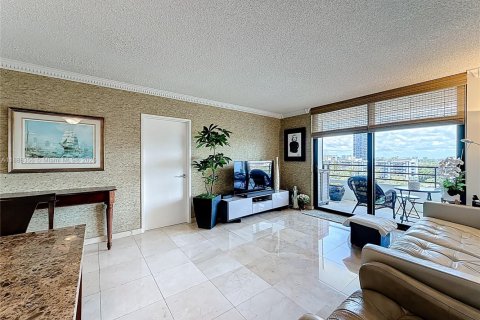 Condo in Hallandale Beach, Florida, 2 bedrooms  № 1938616 - photo 17