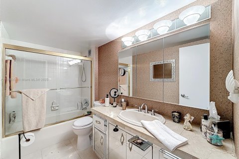 Condo in Hallandale Beach, Florida, 2 bedrooms  № 1938616 - photo 22
