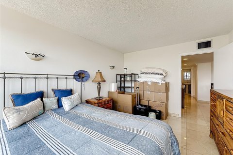Condo in Hallandale Beach, Florida, 2 bedrooms  № 1938616 - photo 27