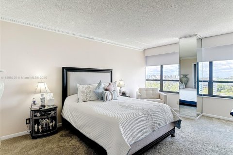 Condo in Hallandale Beach, Florida, 2 bedrooms  № 1938616 - photo 24