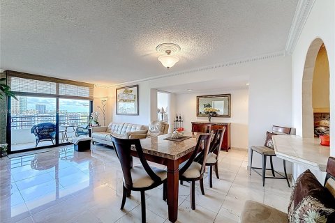 Condo in Hallandale Beach, Florida, 2 bedrooms  № 1938616 - photo 14