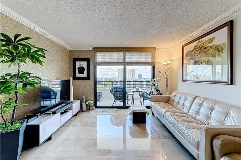 Condo in Hallandale Beach, Florida, 2 bedrooms  № 1938616 - photo 18