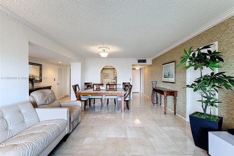 Condo in Hallandale Beach, Florida, 2 bedrooms  № 1938616 - photo 19